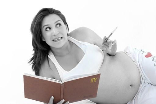 Abbildung Schwangere mit Buch