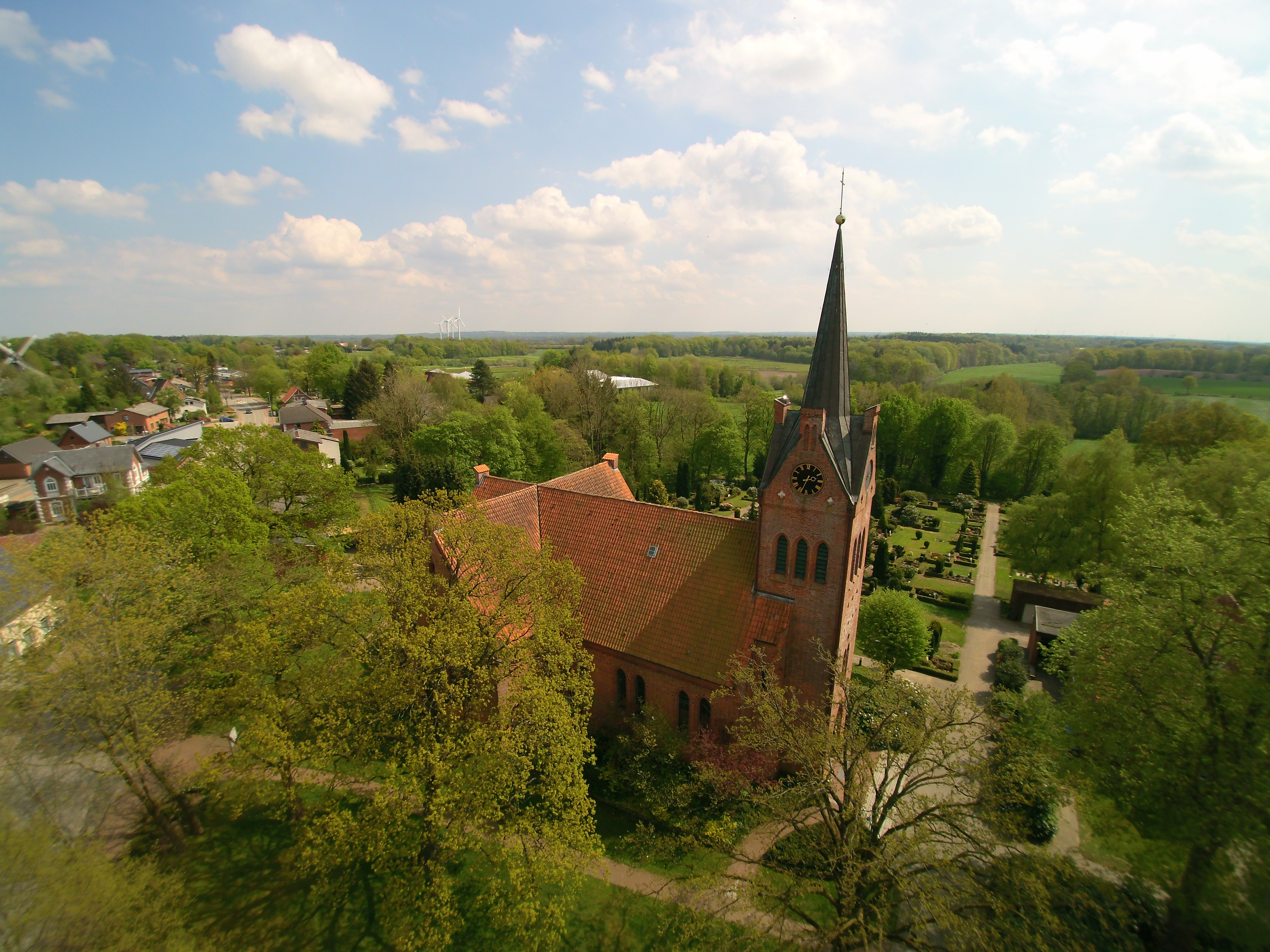 Luftbild von der Kirche in Todenbüttel