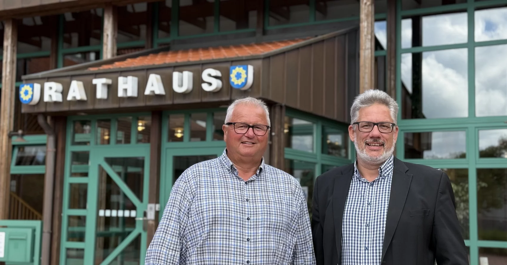 Amtsvorsteher Holger Kühl (links) und Amtsdirektor Carsten Klug (rechts) vor dem Rathaus