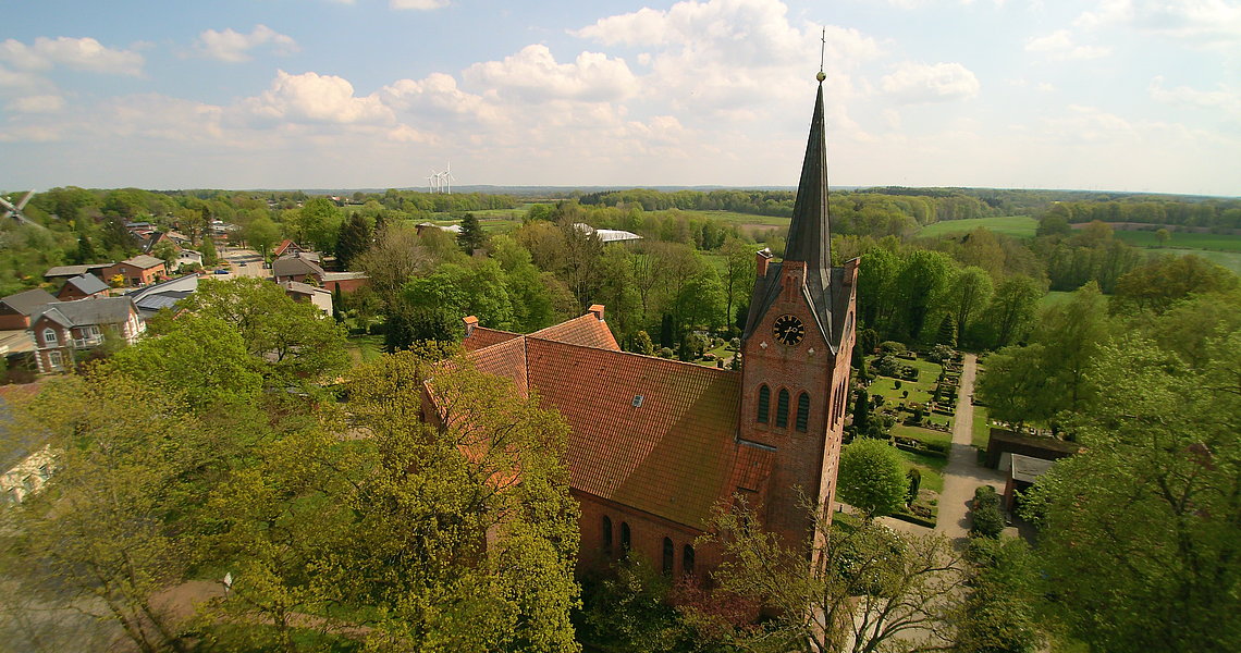 Luftbild von der Kirche in Todenbüttel