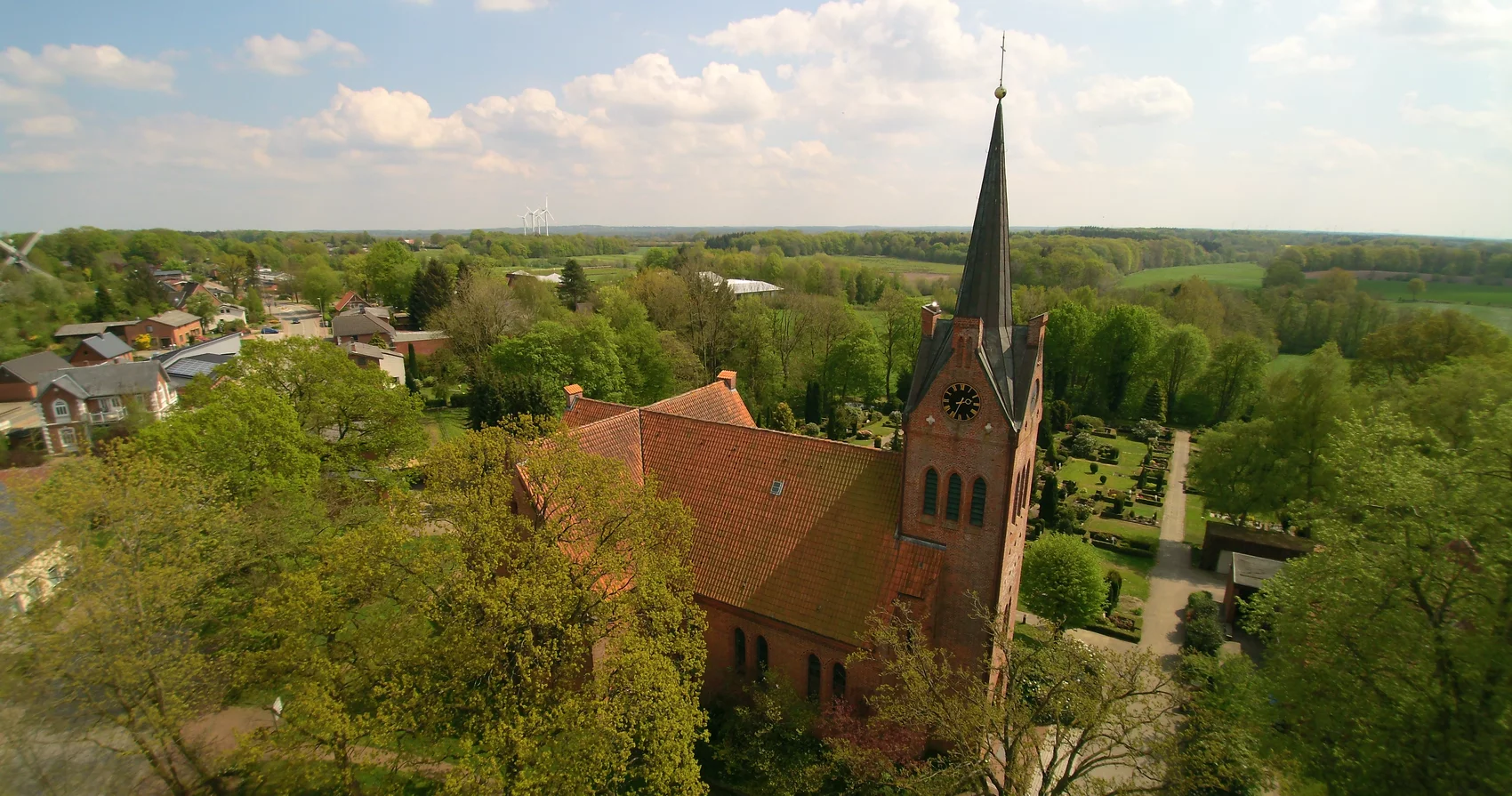 Luftbild von der Kirche in Todenbüttel